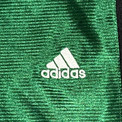adidasグリーン ロゴ刺繍 ラインショートパンツ